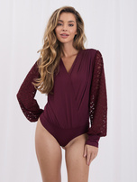 Bordové elegantné body s hlbokým výstrihom.