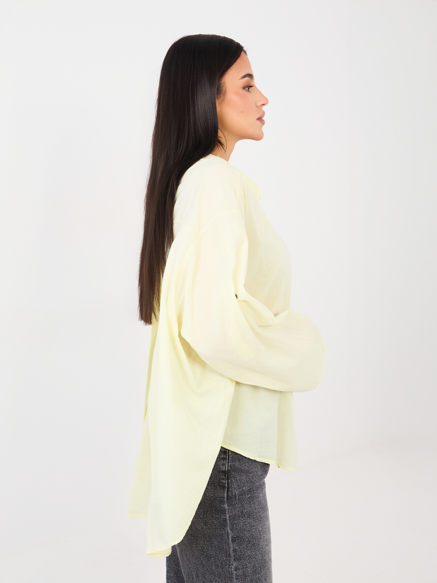 Helle gelbe asymmetrische Bluse mit Kragen.