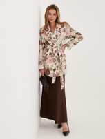Hnědý dlouhý blazer s jednoradovým zapínáním.