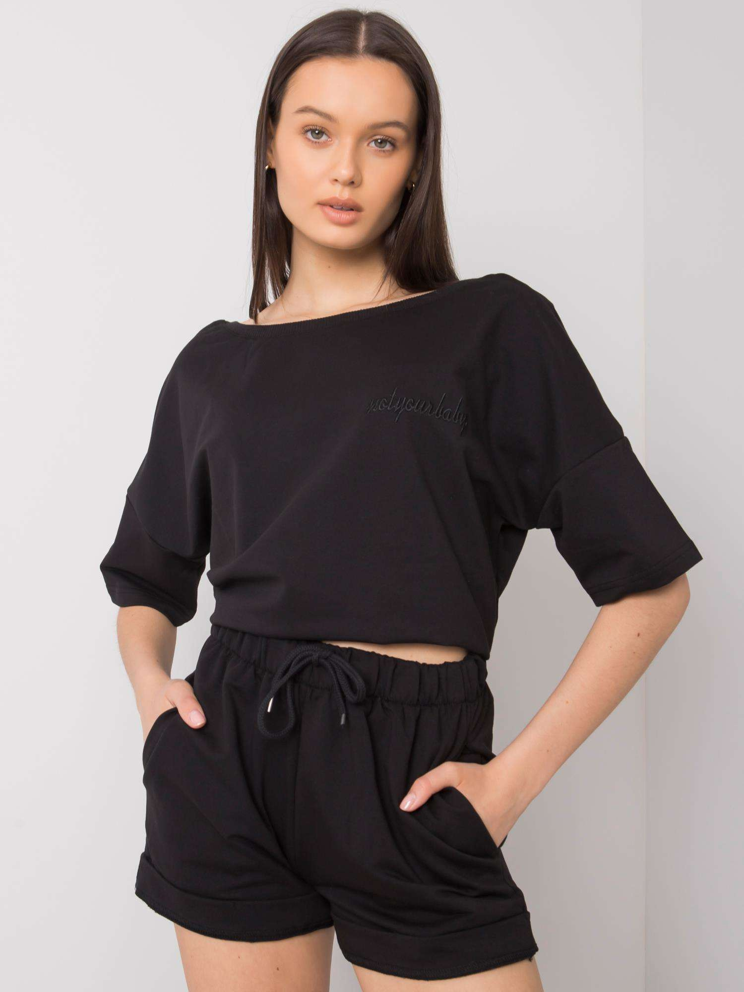 Schwarzes Damenoutfit Quanesia.