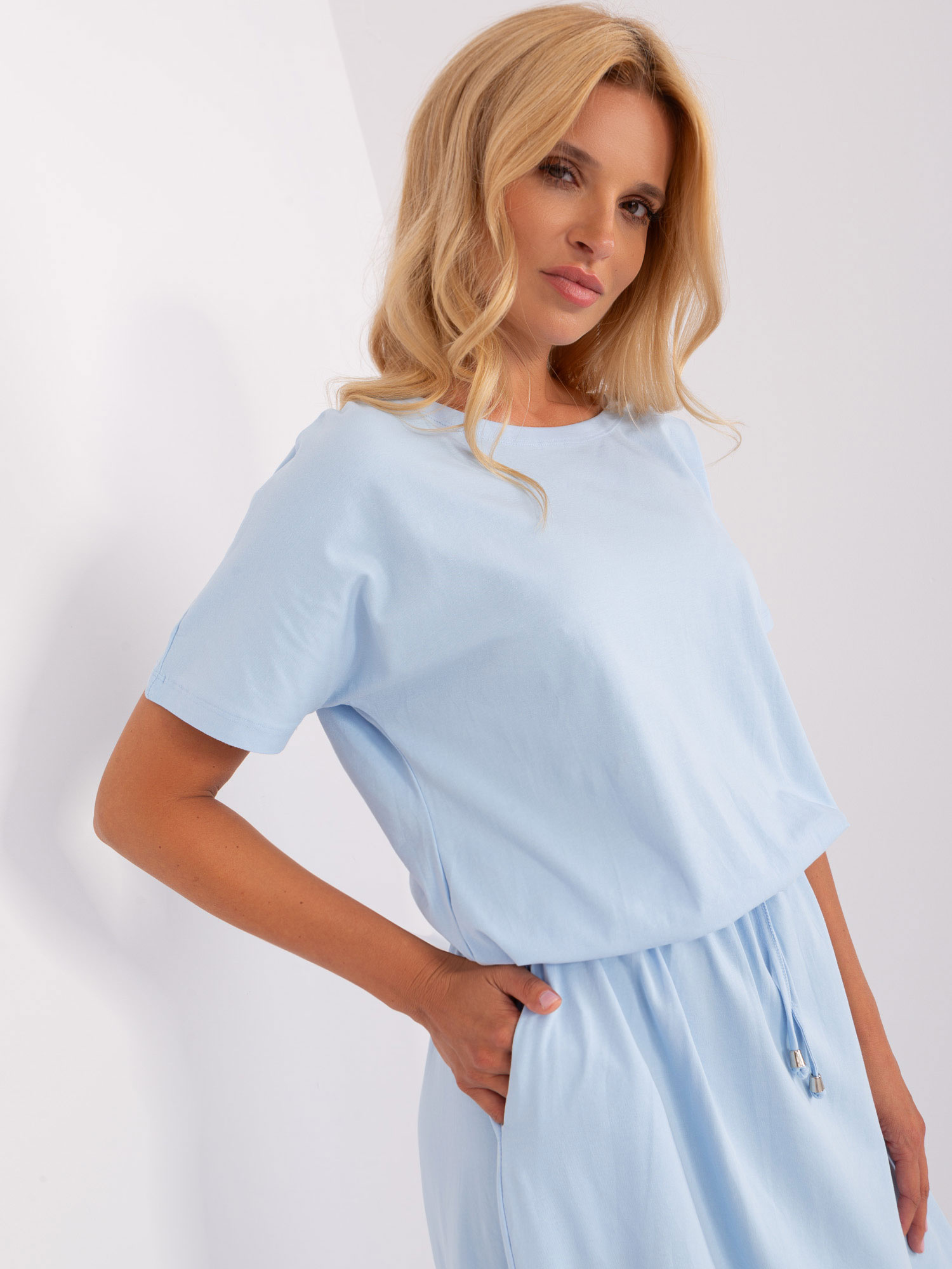 Jasnoniebieska maxi sukienka basic ze ściągaczem