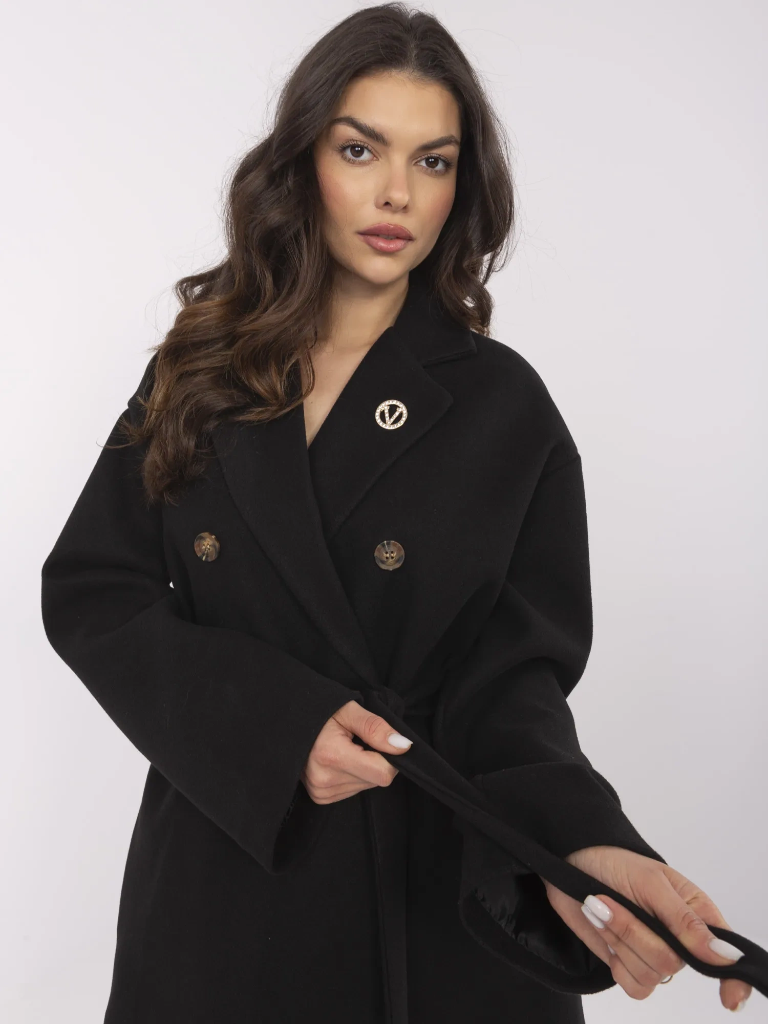 Czarny damski płaszcz z odpinaną broszką OCH BELLA 