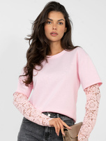 Helle rosa Bluse mit rundem Ausschnitt.