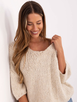 Jasnobeżowy sweter oversize z rękawem 3/4