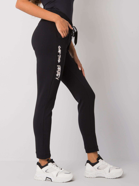 Czarne spodnie dresowe z napisami Peyton