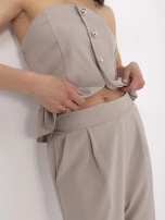Tmavě béžový elegantní komplet s topem bez rukávů.