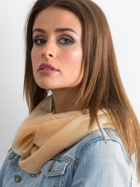 Beżowo-brzoskwiniowy błyszczący komin