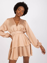 Jasnobeżowa sukienka z falbaną Rimini