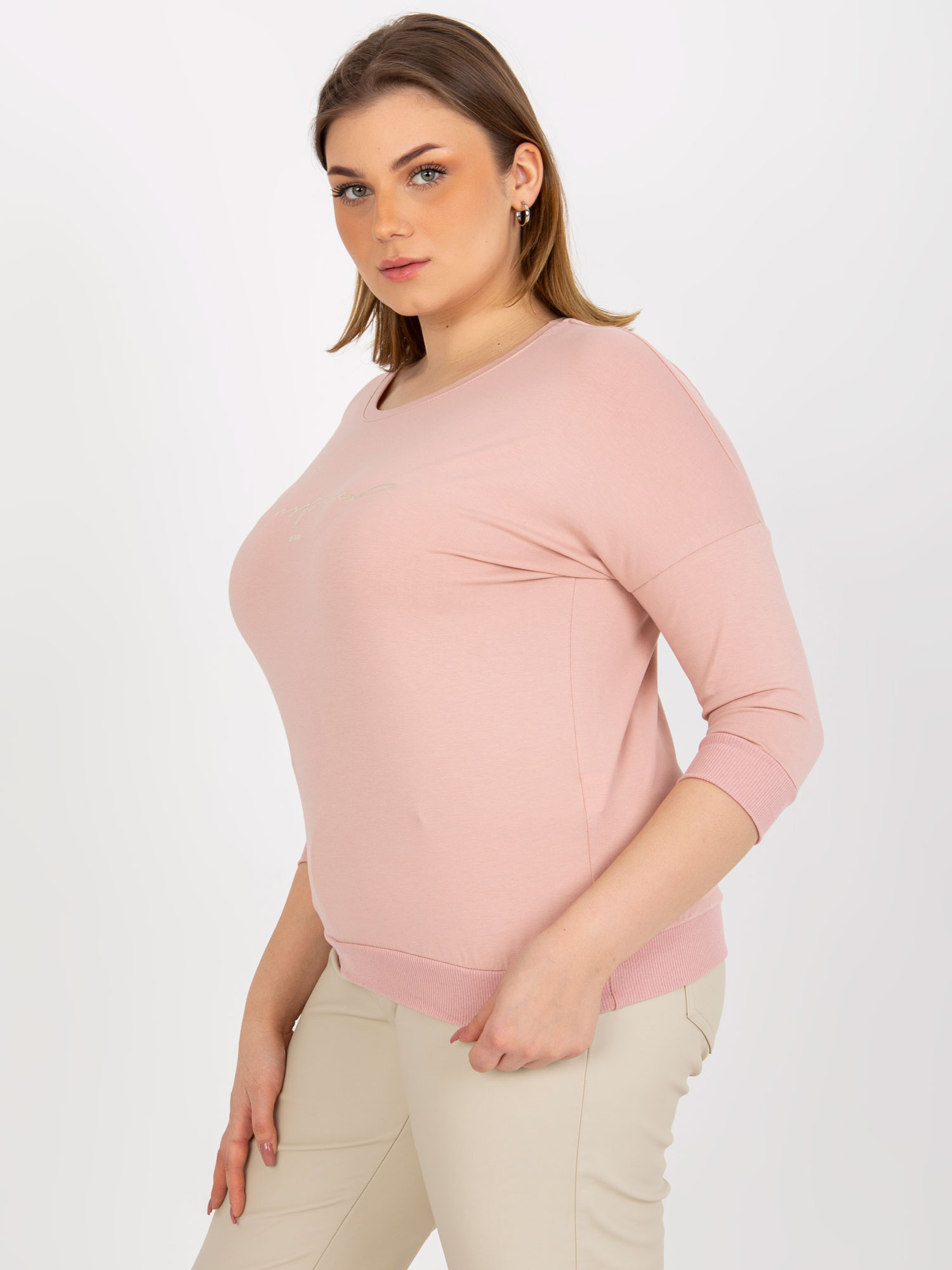 Jasnoróżowa bluzka plus size z nadrukiem i rękawem 3/4
