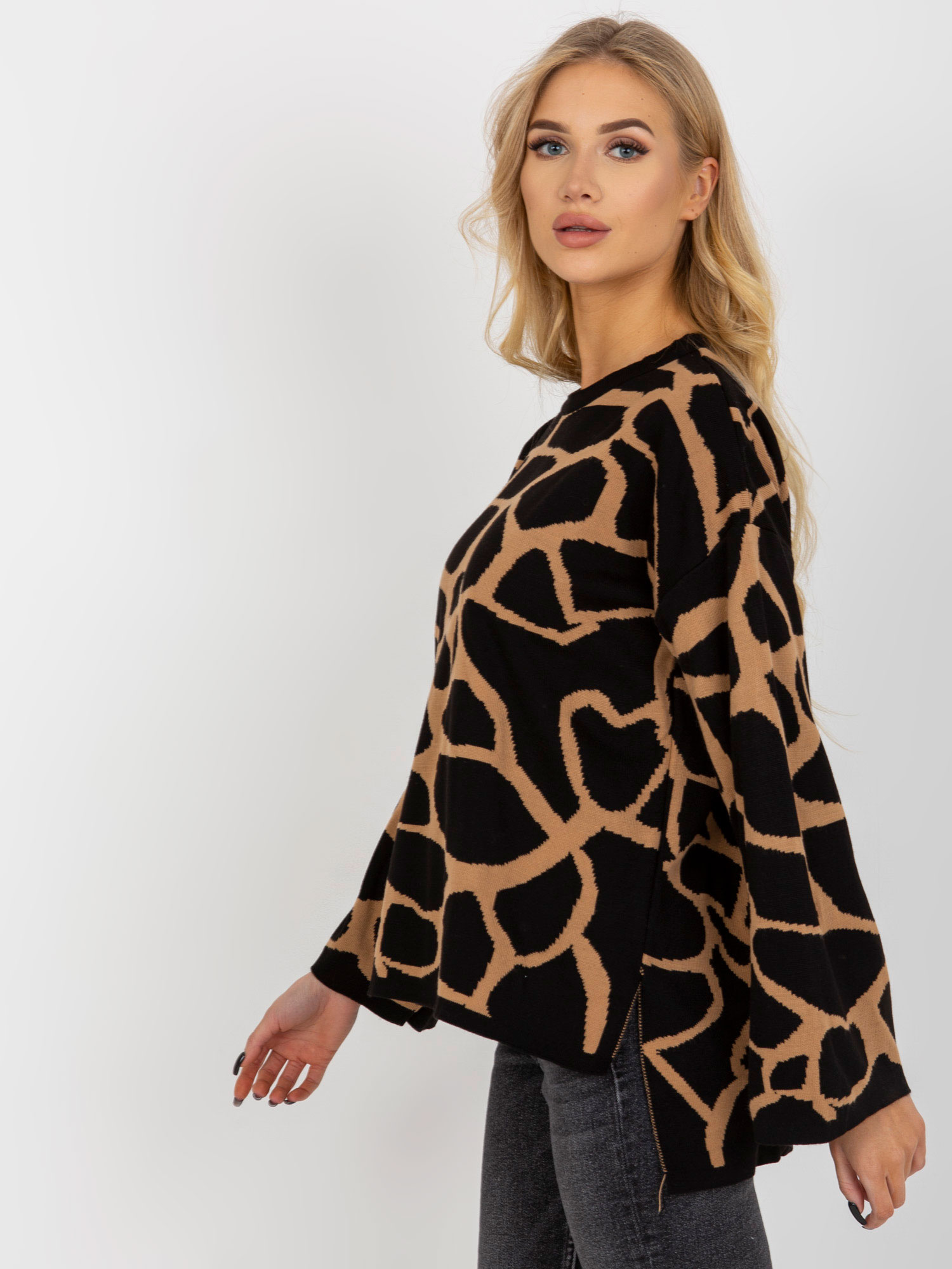 Camelowo-czarny damski sweter oversize we wzory