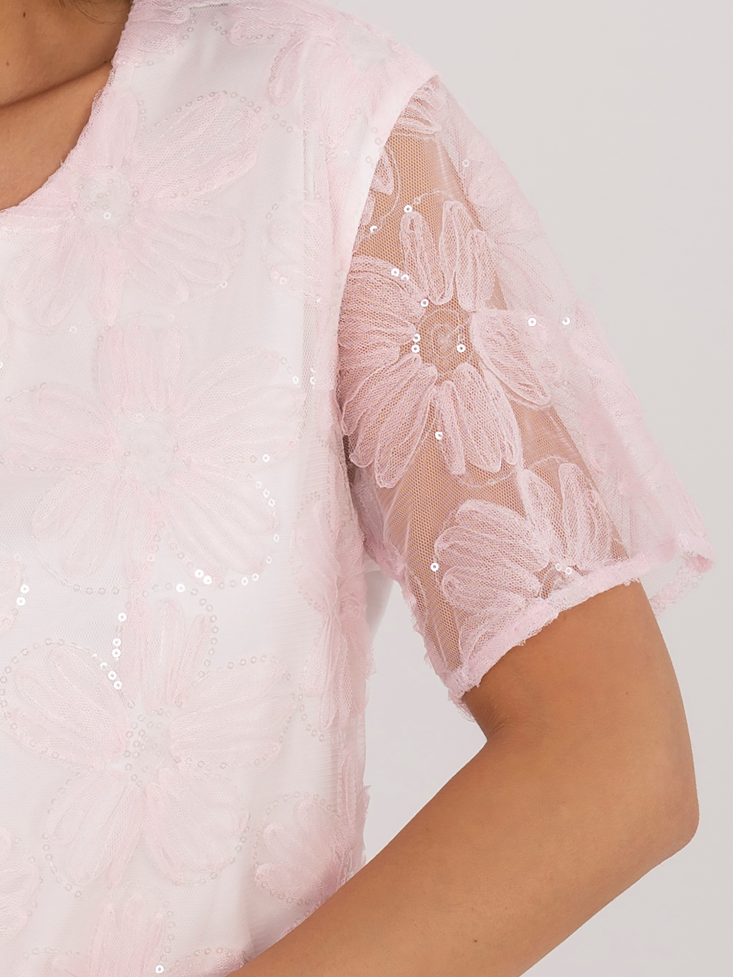 Jasnoróżowa elegancka bluzka z krótkim rękawem