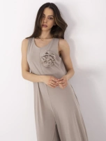 Ciemnobeżowy elegancki kombinezon z kwiatową broszką