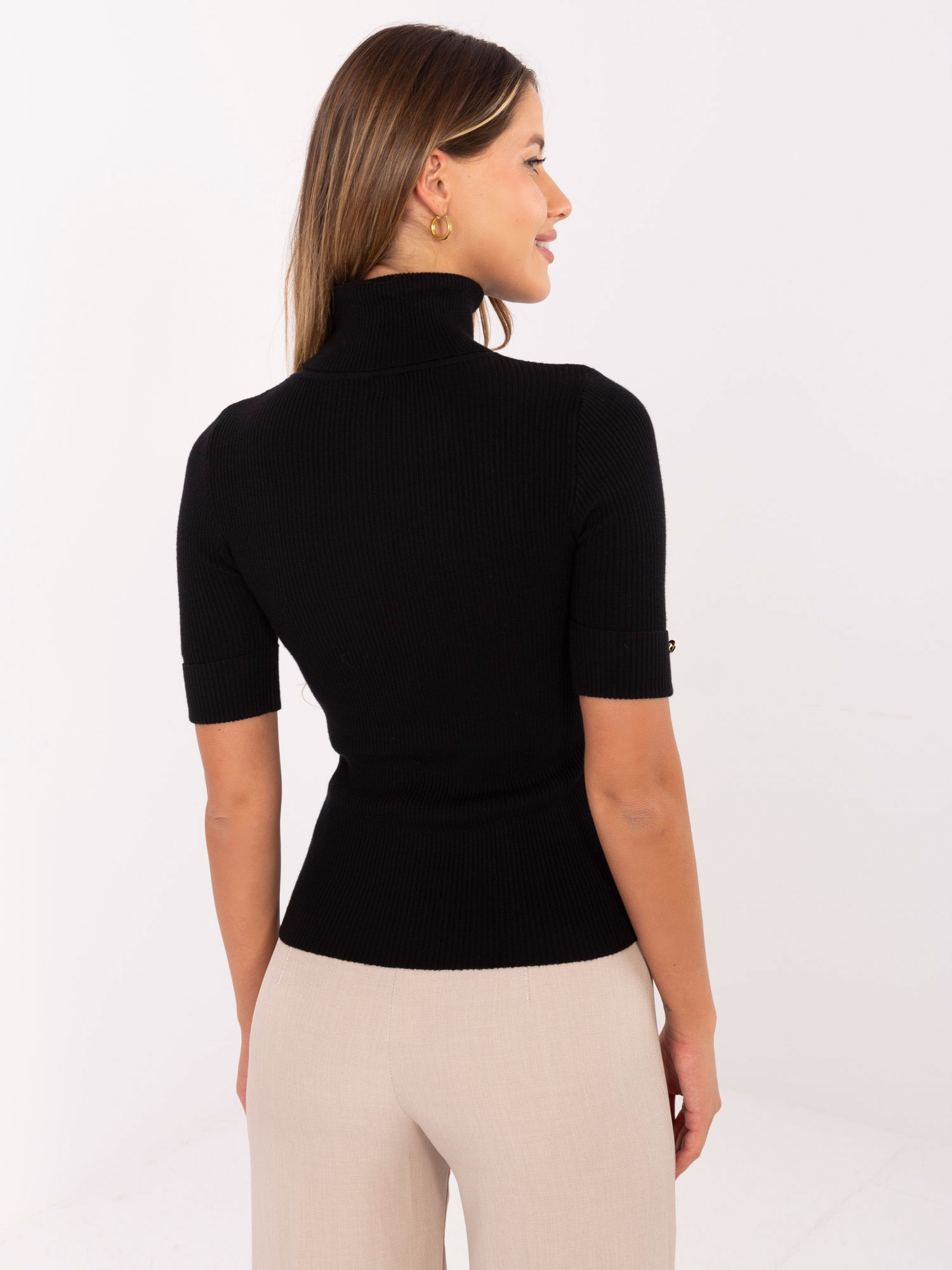 Schwarzer, figurbetonter Pullover mit Rollkragen.