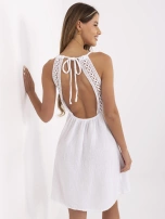 Biała muślinowa sukienka z odkrytymi plecami