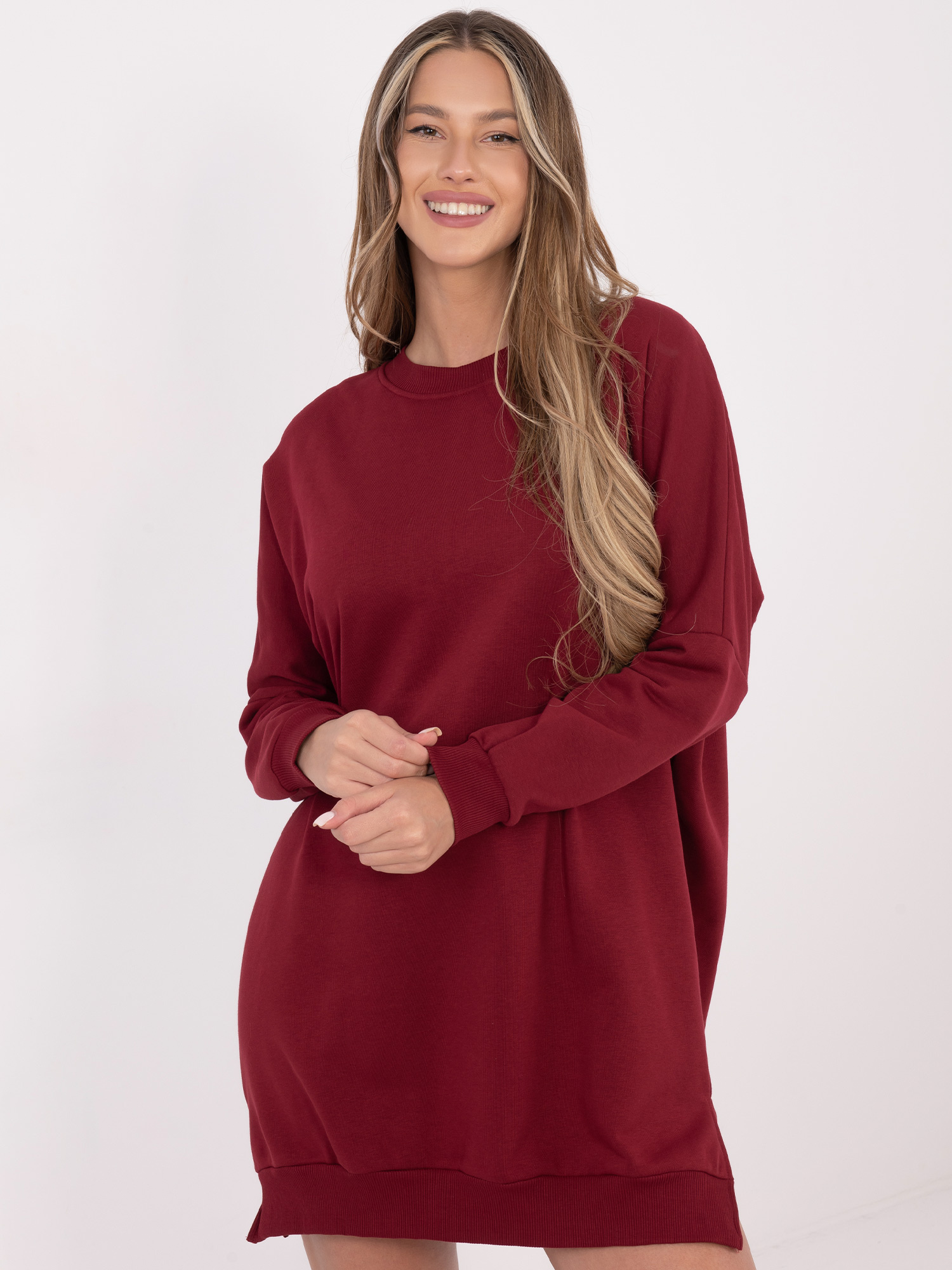 Bordowa sukienka basic o kroju oversize 
