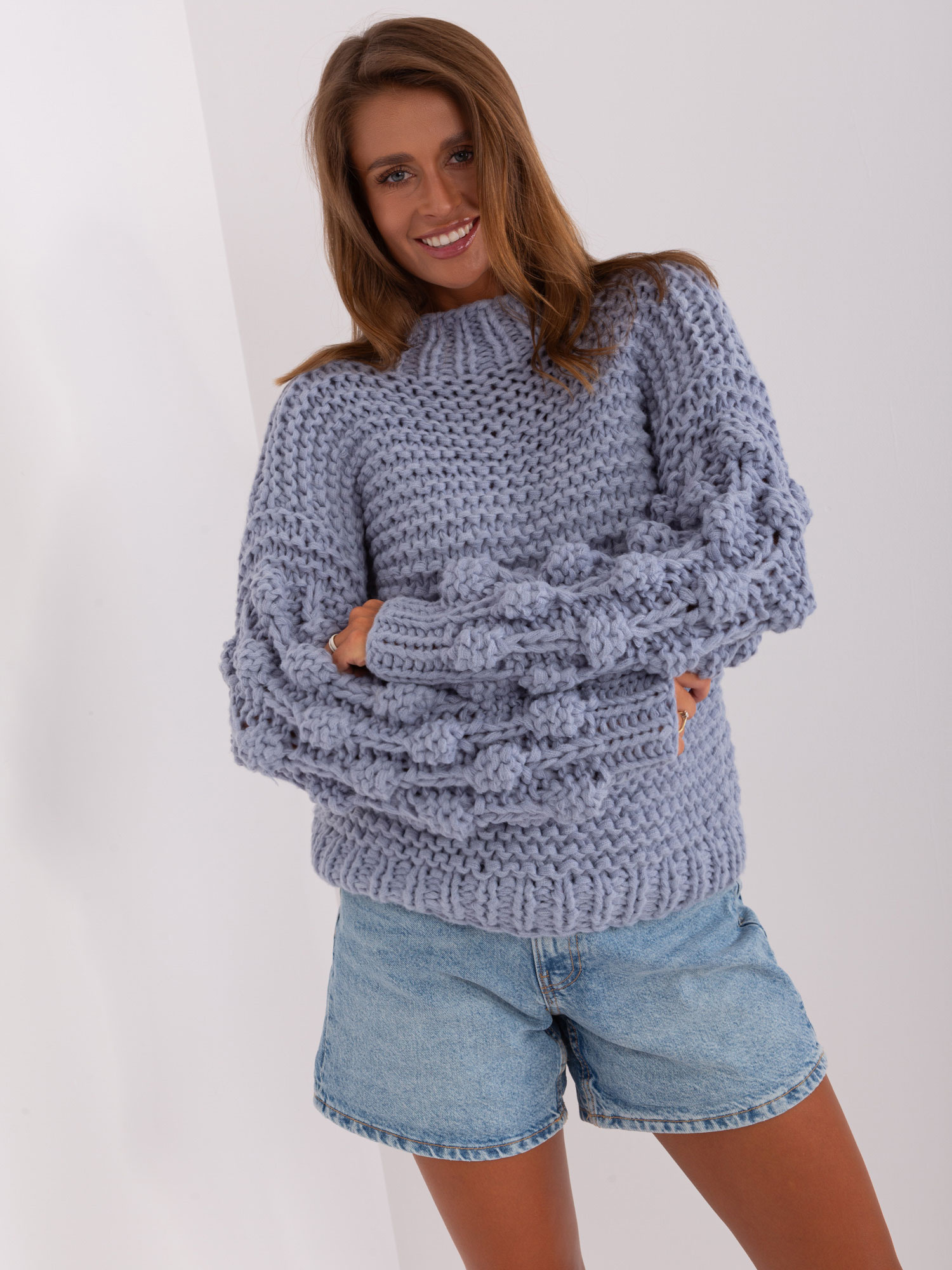 Brudnoniebieski sweter oversize z bufiastym rękawem
