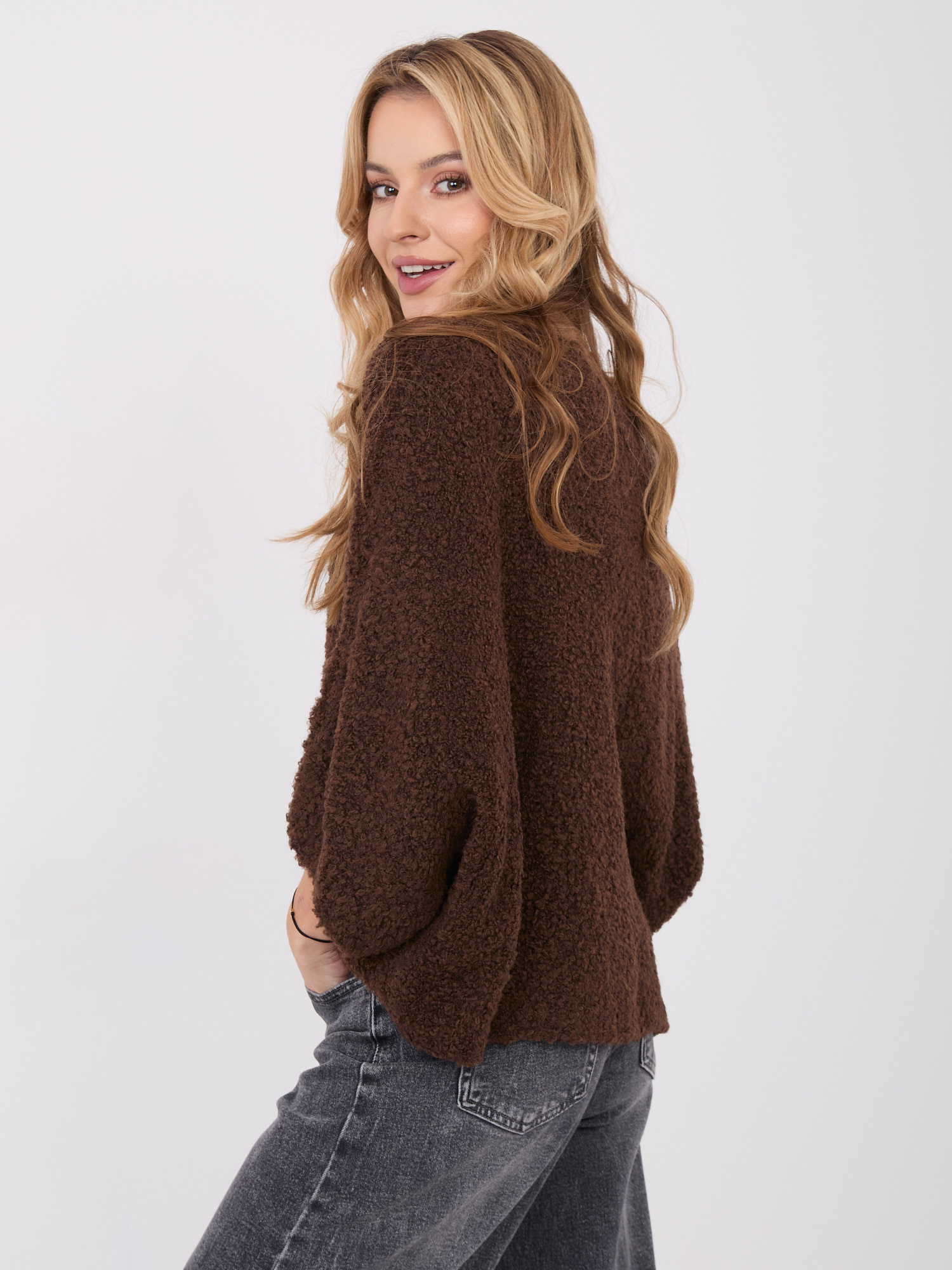 Ciemnobrązowy damski sweter boucle o kroju oversize 