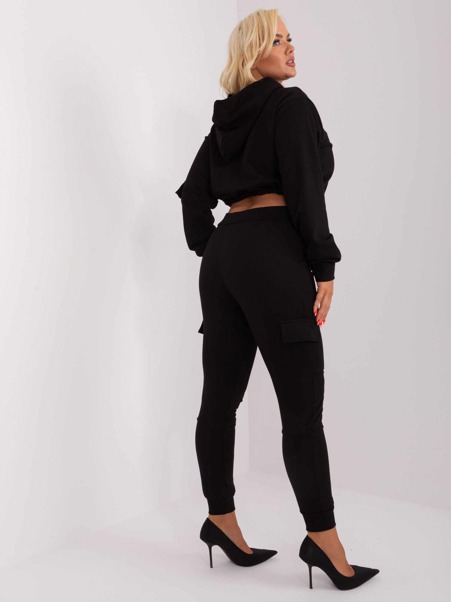 Czarny komplet plus size ze spodniami cargo