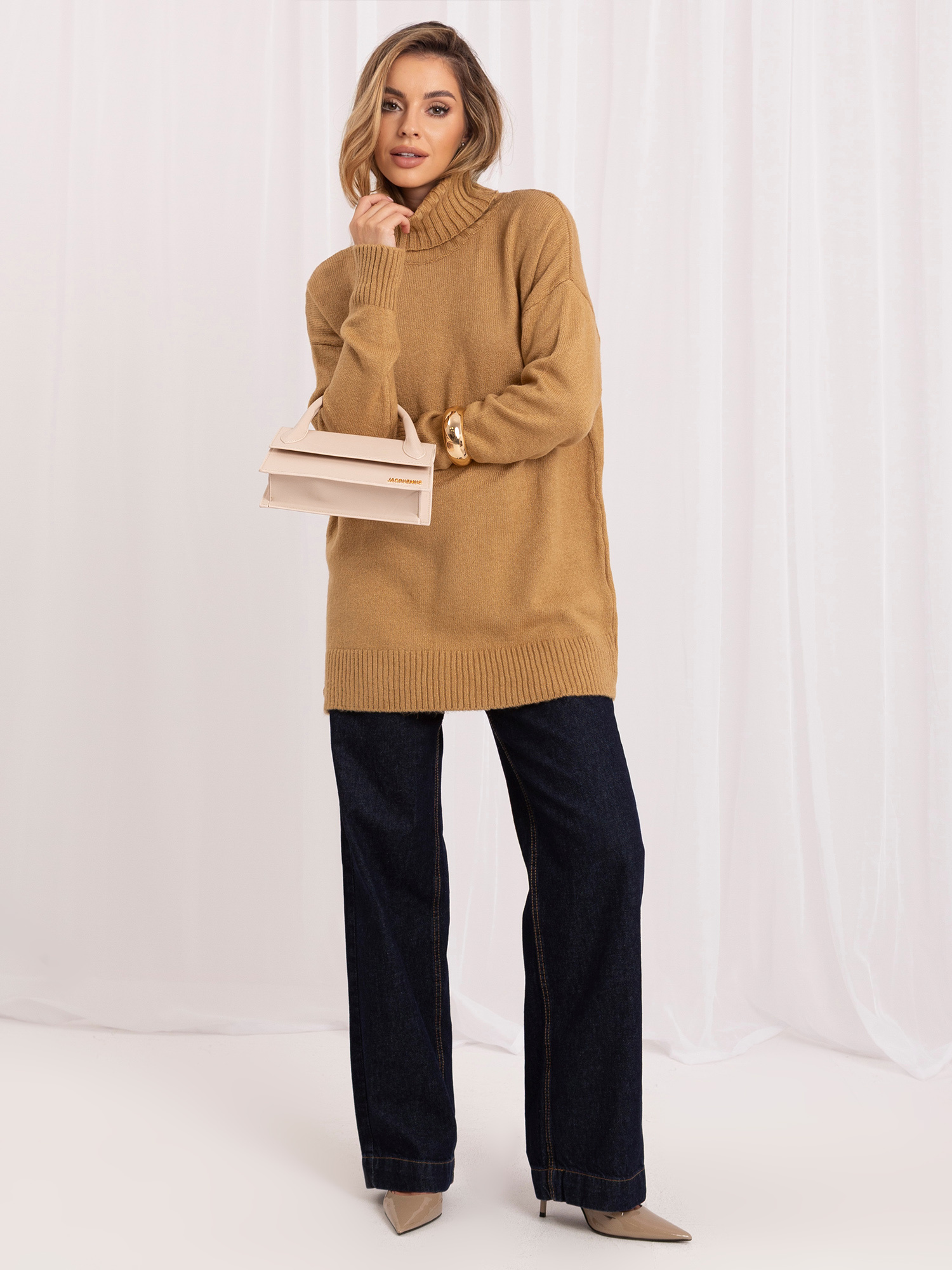 Camelowy luźny sweter z wysokim golfem RUE PARIS
