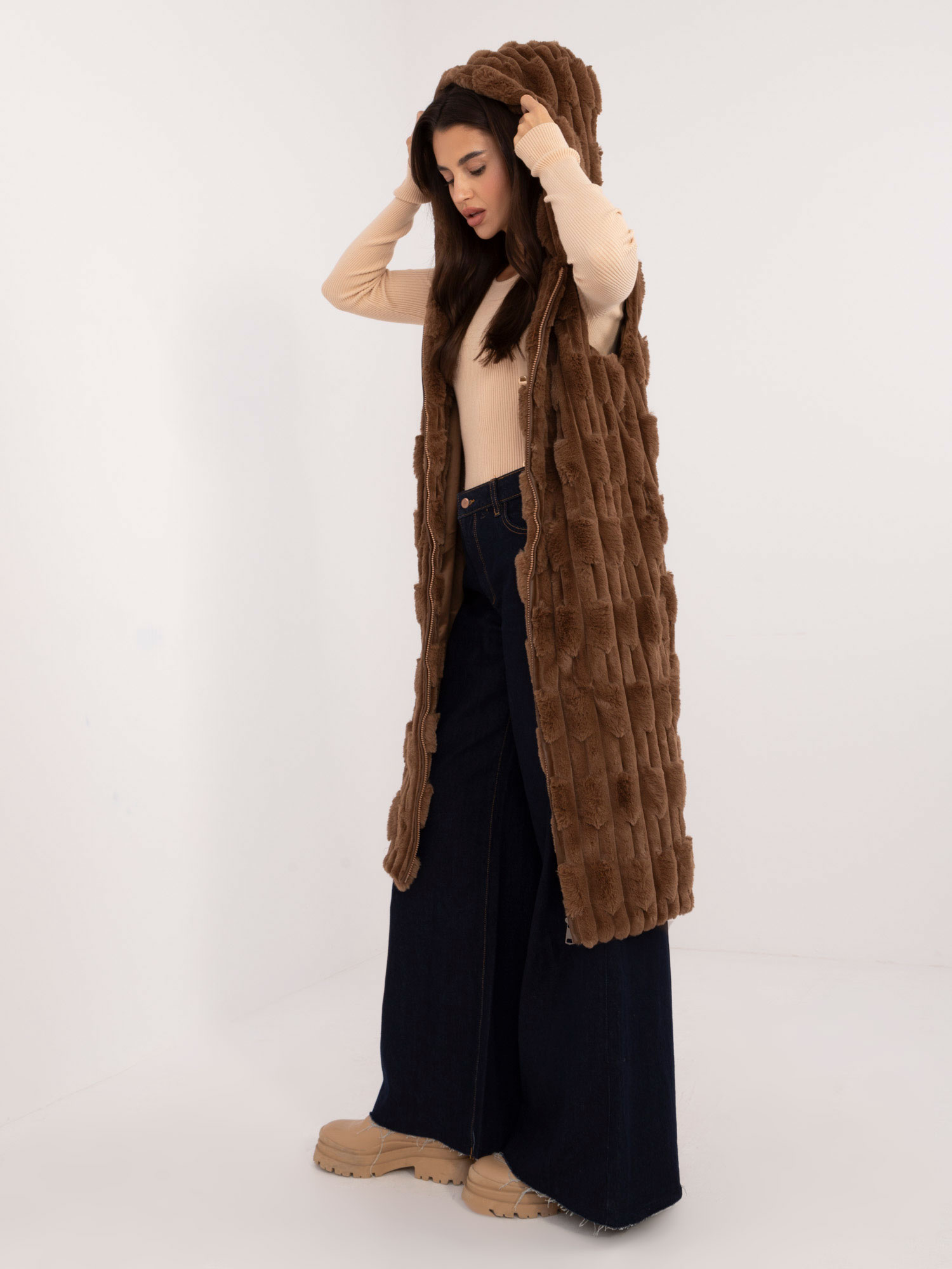 Wholesale Brown fur vest with zipper.