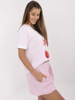 Różowo-biała bluzka z nadrukiem w owoce