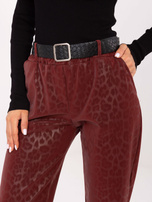 Bordowe spodnie z ekoskóry z paskiem