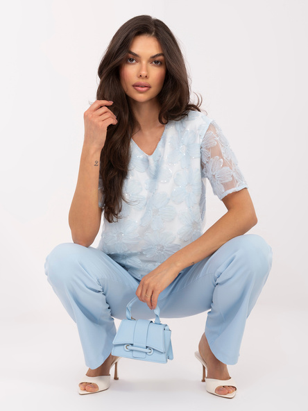 Svetlo modra elegantna bluza z cvetno čipko.
