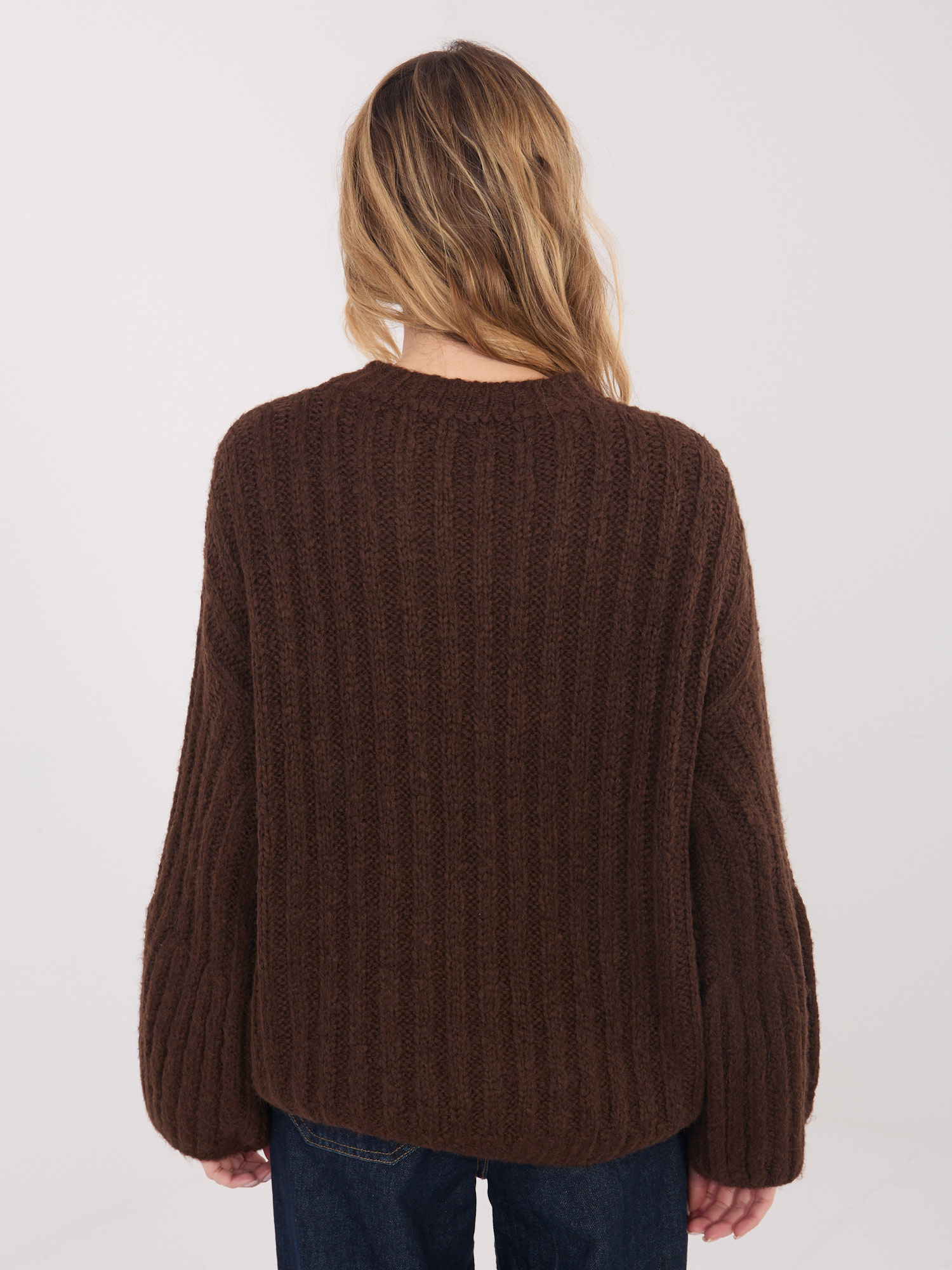 Brązowy sweter oversize w jednolitym kolorze