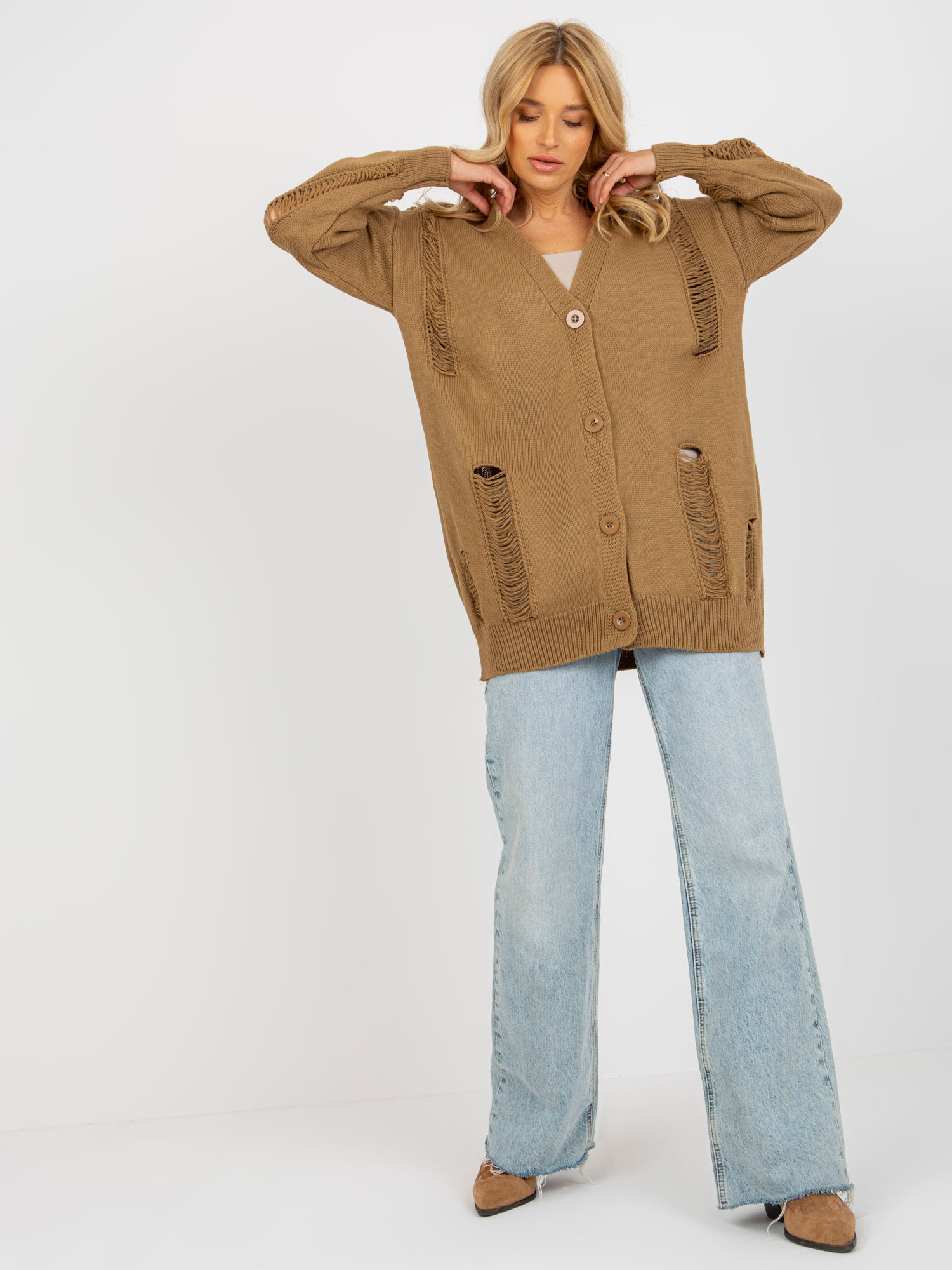 Camelowy sweter rozpinany oversize z dziurami RUE PARIS