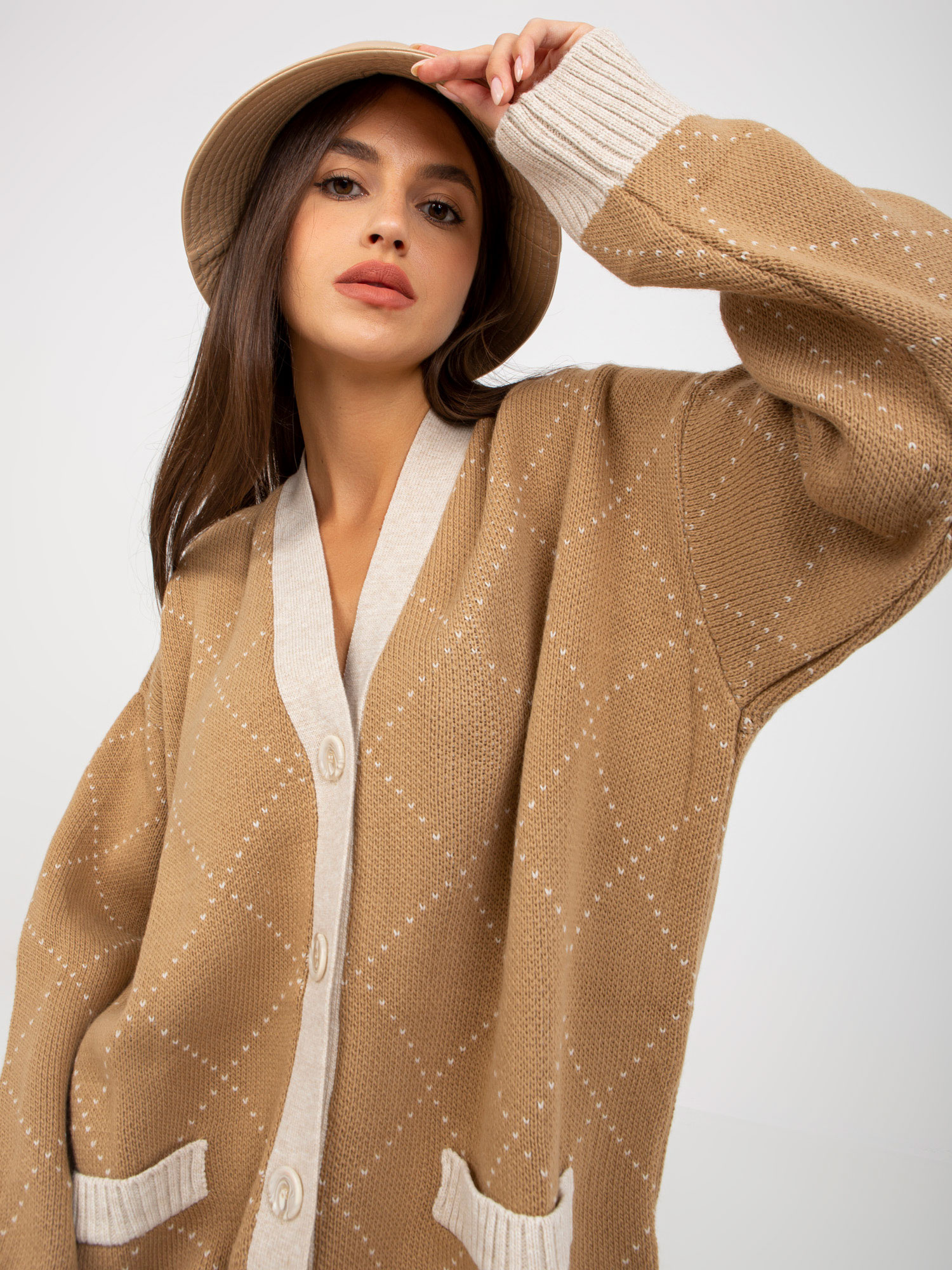 Camelowy sweter rozpinany ze wzorem RUE PARIS