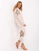 Beige zweiteiliger Set mit Kapuzenpullover.