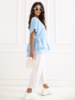 Jasnoniebieska damska bluzka z rozkloszowanym dołem