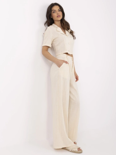 Jasnobeżowy letni komplet z krótką koszulą