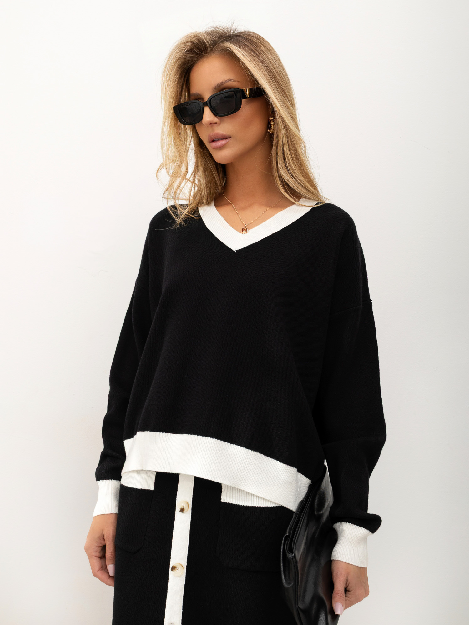 Black-ecru elegant knit set.
