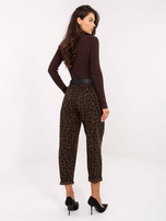 Braune Damenhose im Leopardenmuster.