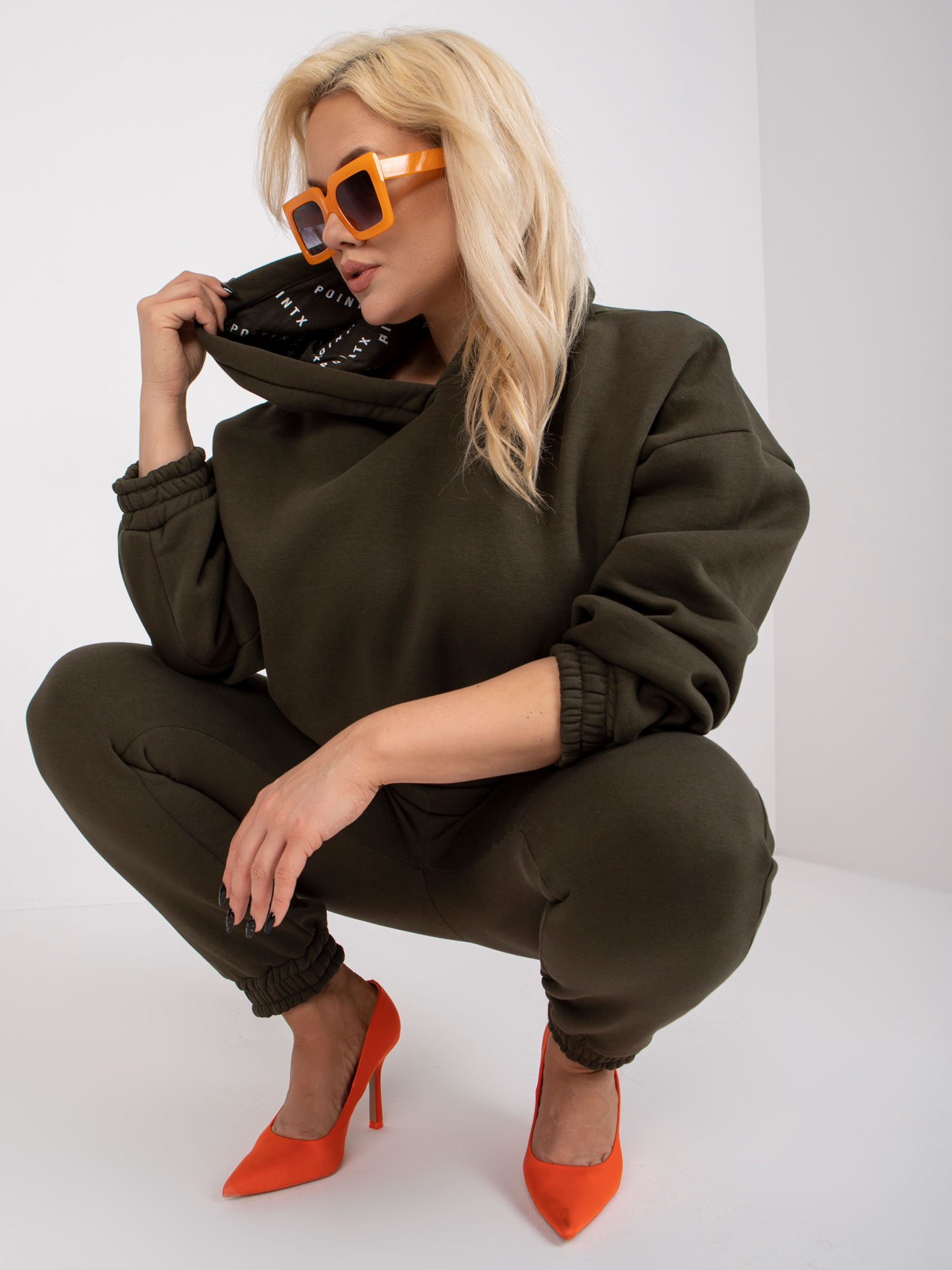 Khaki dresová souprava plus size s kalhotami.