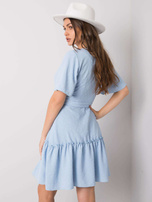 Niebieska sukienka z falbaną Lachelle