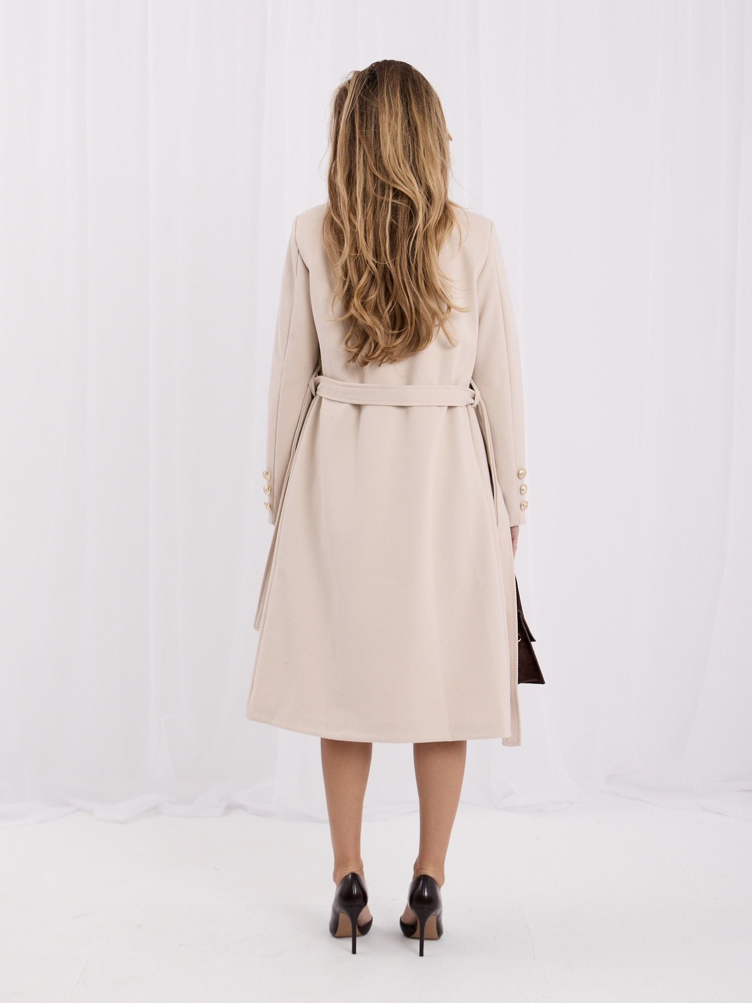 Light beige fitted coat with lining.