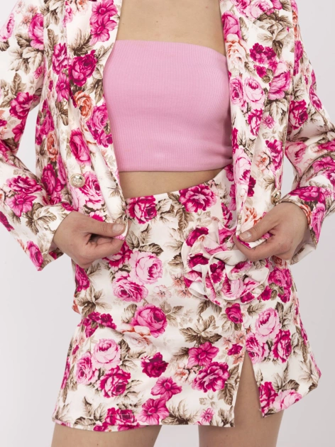 Różowo-ecru elegancki komplet ze spódnico-spodenkami