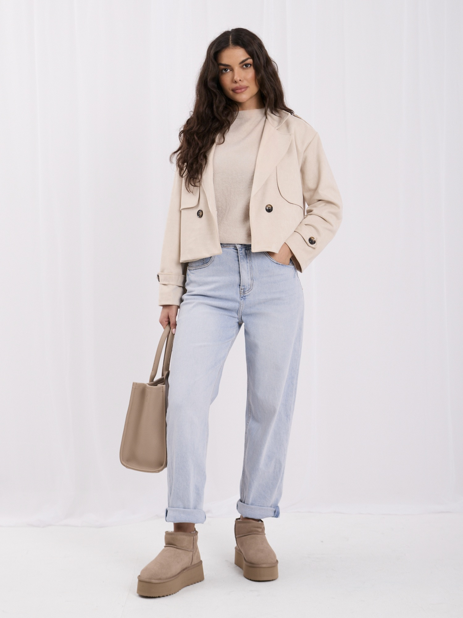Helle beige kurze Jacke mit Wildleder-Effekt.