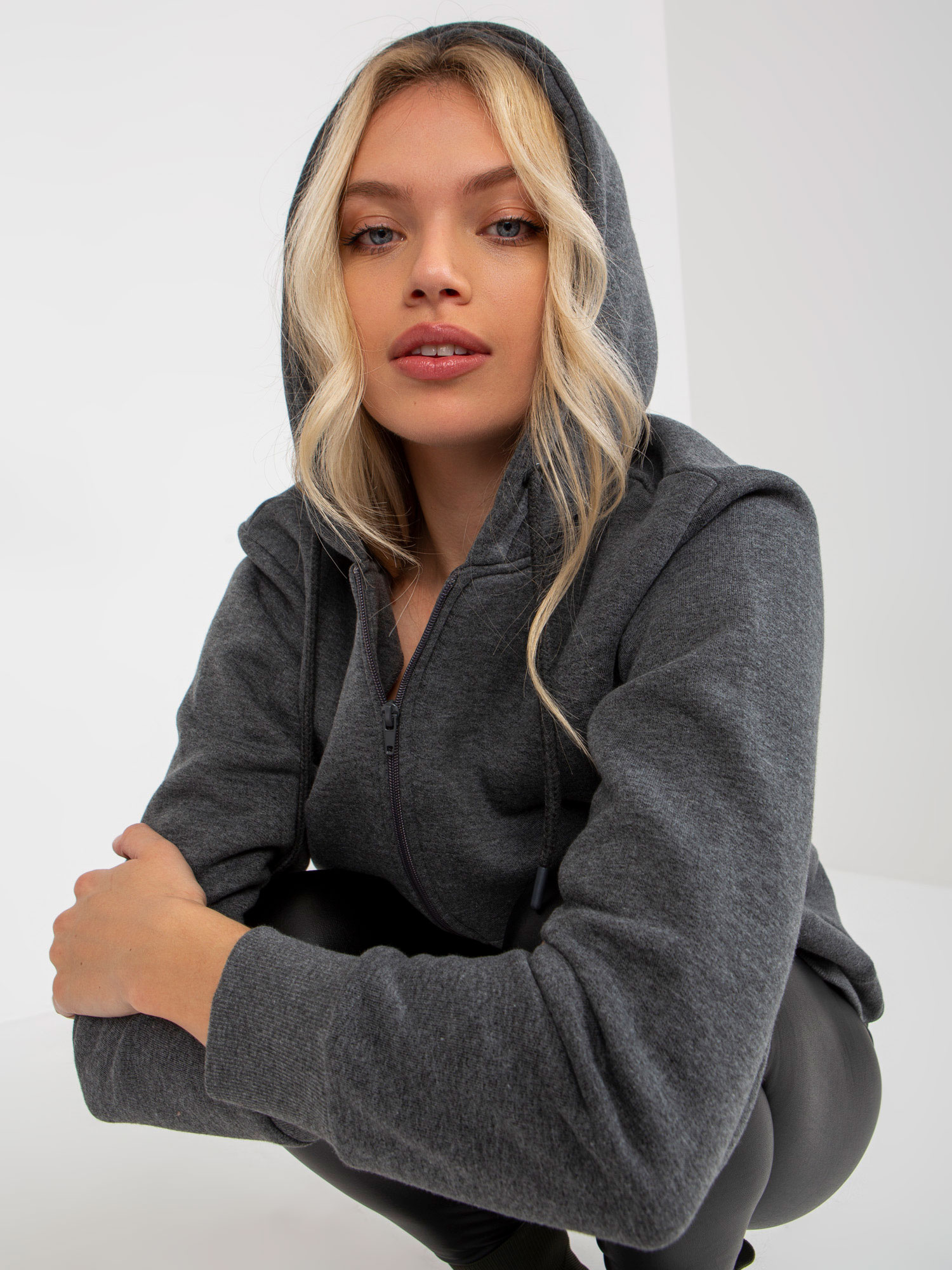 Ciemnoszara rozpinana bluza basic z kapturem RUE PARIS
