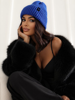 Niebieska zimowa czapka beanie z naszywką