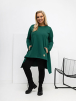 Tmavě zelená tunika plus size s delším zadním dílem.