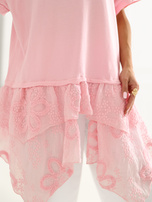 Jasnoróżowa letnia bluzka z haftem