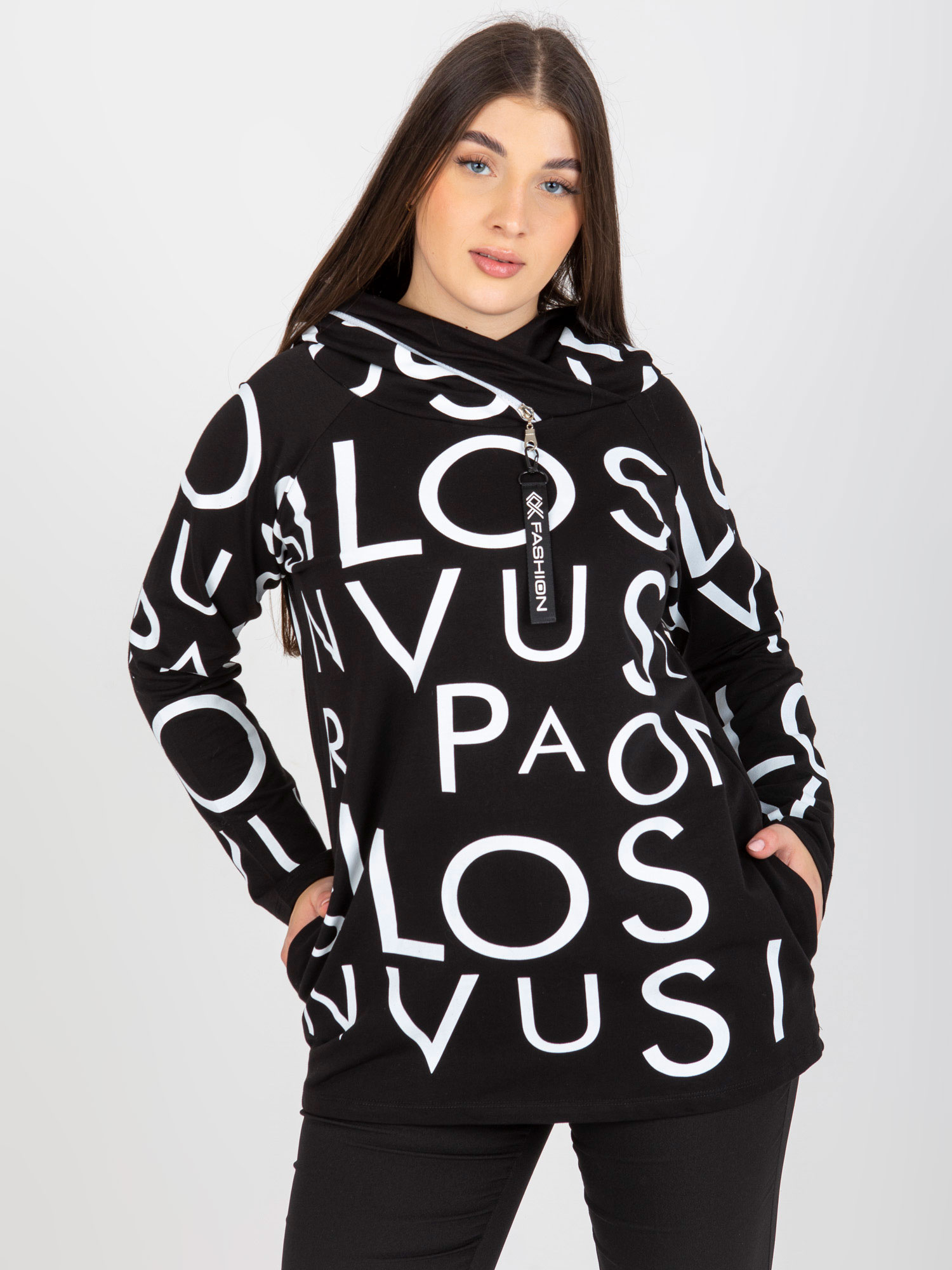 Czarna damska bluza plus size z kapturem i literami