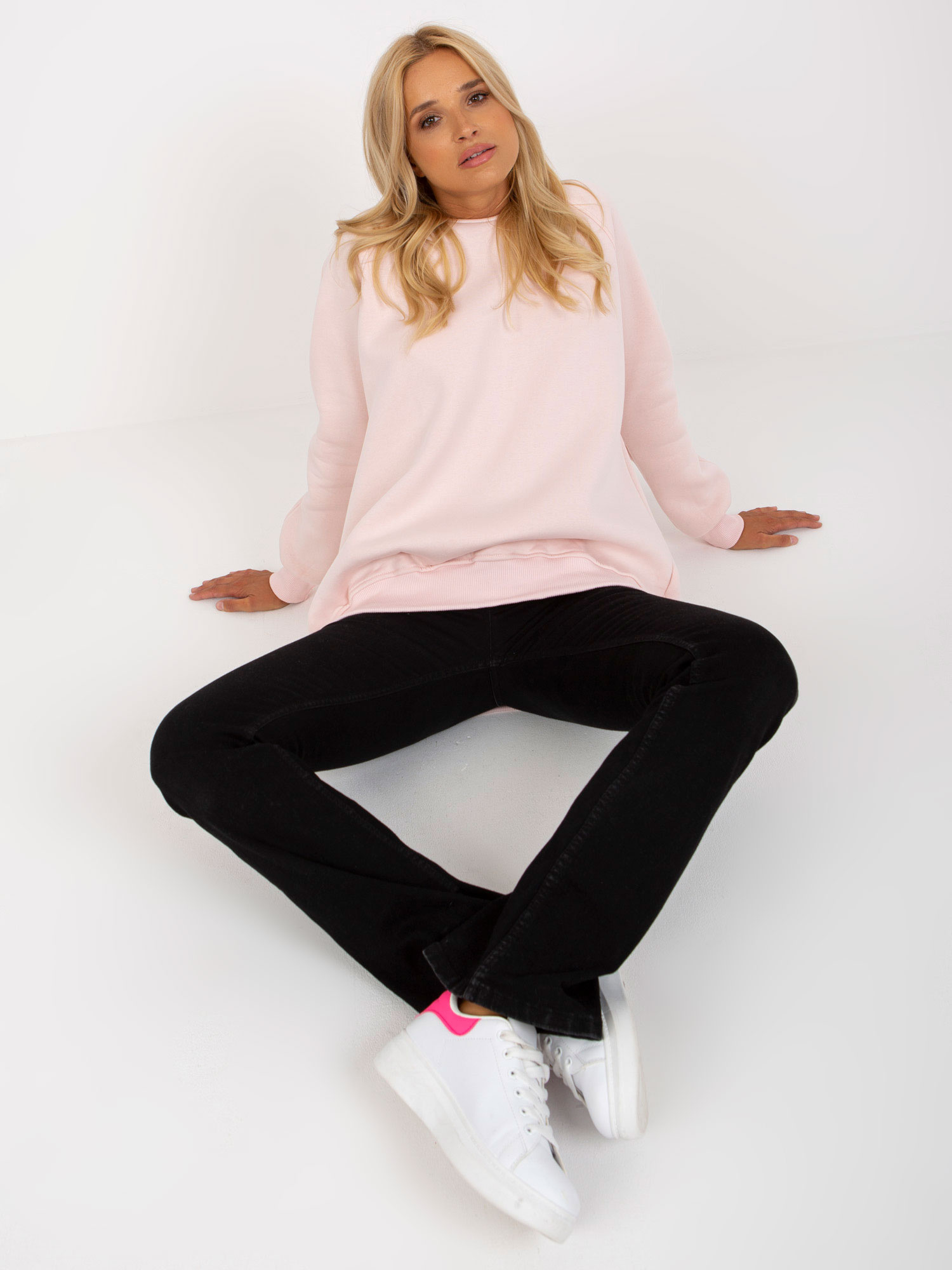 Jasnoróżowa dresowa bluza basic bez kaptura