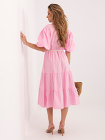 Světlé růžové midi šaty na léto.