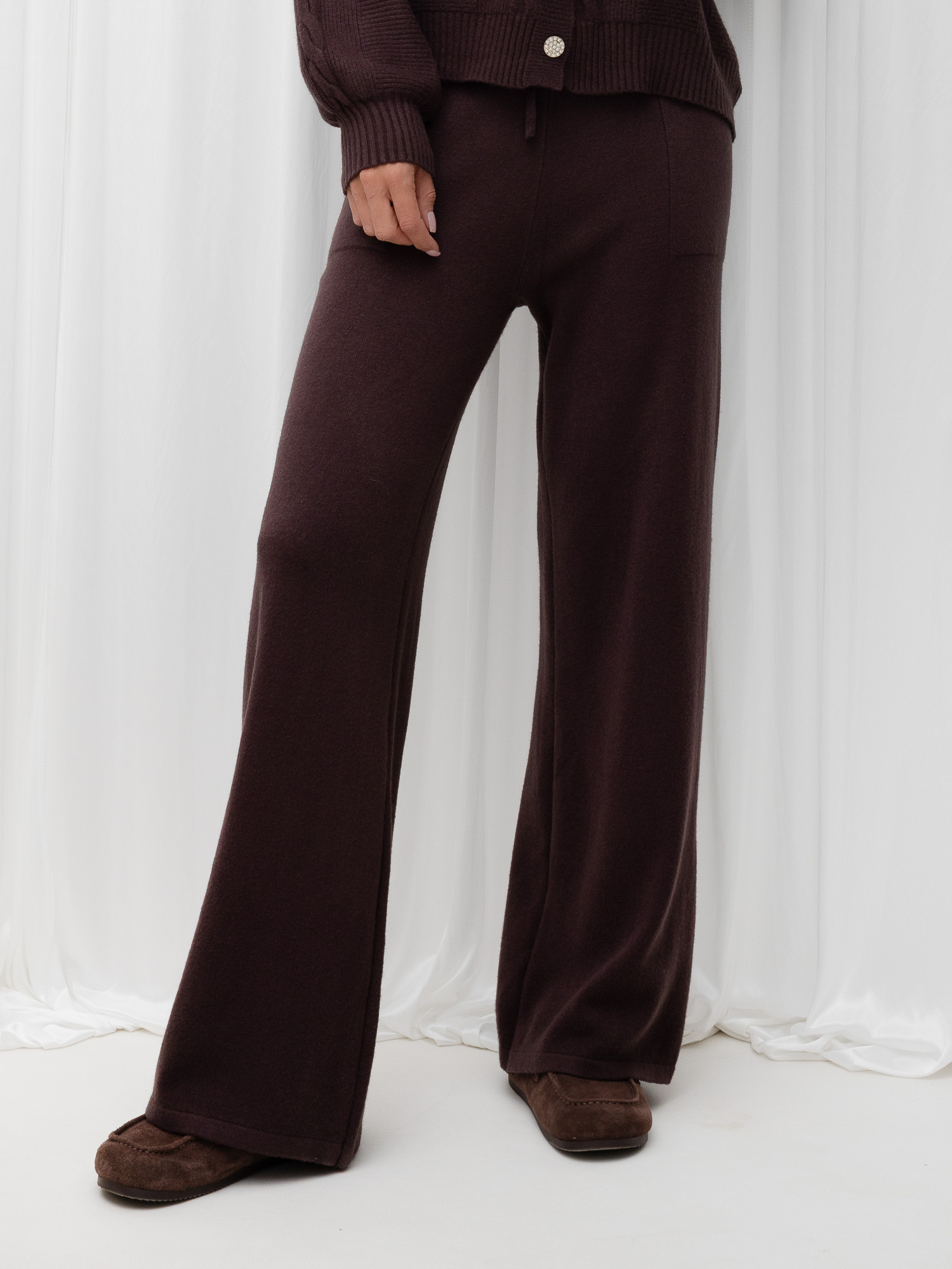 Čokoládový elegantní komplet z pleteniny.