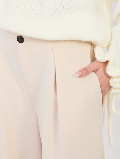 Jasnobeżowe dresowe spodnie z ozdobnym guzikiem