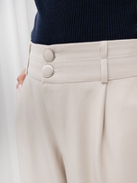 Beige Anzughose mit weitem Bein.